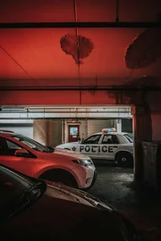 Szenenbild von Polizeiautos in einer Tiefgarage.