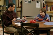 Alan (Jon Cryer, l.) hat keine Ahnung, dass Jake (Angus T. Jones, r.) Charlie erpresst ...