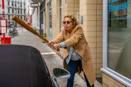 Ulla (Michaela May) r&auml;cht sich an Pauls Sportwagen.