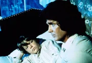 Charles Ingalls (Michael Landon, r.) k&uuml;mmert sich um den kleinen Thomas (Bobby Rolofsen, l.), dessen Vater Alkoholiker ist und deshalb seine Familie vernachl&auml;ssigt ...