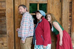 (v.li.): Karli Moser (Maximilian Kr&uuml;ckl), Theres F&auml;rber (Elfi Eschke), Katti Lang (Susanna Knechtl).