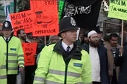 In London fanden in den 1990er Jahren zahlreiche Ideologen aus der pakistanischen Stadt Peschawar, die als Wiege des heutigen Dschihadismus gilt, Asyl und begannen mit einer nie dagewesenen Missionierungsarbeit.