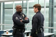 John Nolan (Nathan Fillion, r.) wird von seinem Chef Sergeant Wade Grey (Richard T. Jones, l.) begr&uuml;&szlig;t.