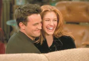 Chandler Bing (Matthew Perry, l.); Susie (Julia Roberts, r.) Chandler Bing (Matthew Perry, l.); Susie (Julia Roberts, r.)