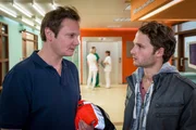 Nick Amman (Hauke Diekamp, r.) will von Dr. Haase (Fabian Harloff, l.) wissen, ob sein Vater vor seinem Tod noch etwas zu ihm gesagt hat.