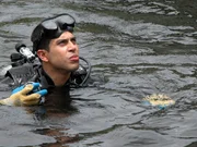 Als eine Yacht in eine Brücke in Miami kracht, findet das Team heraus, dass der Steuermann schon vor dem Unglück erschossen wurde. Eric (Adam Rodriguez) begibt sich auf Spurensuche.