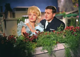 Ralf (Alfred B&ouml;hm) versucht die h&uuml;bsche Britta (Marlene Rahn) mit der grandiosen Aussicht von der Dachterrasse zu beeindrucken.