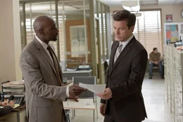 (v.li.): Morris Chestnut (Detective Reilly), Jason Bateman (Sandy Patterson)