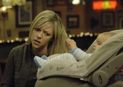 Dee (Kaitlin Olson) findet ein Baby in einem M&uuml;llcontainer und nimmt es kurzerhand mit zu sich nach Hause. Schon bald ist sie mit der Situation &uuml;berfordert ...