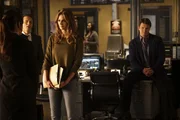 Es k&ouml;nnte alles so sch&ouml;n sein: Beckett (Stana Katic, M.) startet erfolgreich in ihre neue Karriere, doch dann verschwindet sie pl&ouml;tzlich. K&ouml;nnen Castle (Nathan Fillion, r.) und Ryan (Seamus Dever, l.) die Lage aufkl&auml;ren?
