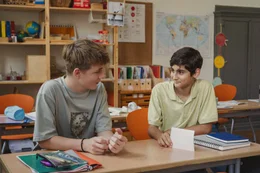 Luca (Baselius G&ouml;ze, rechts) freut sich, dass Erik (Frederik Stein, links), der neue Sch&uuml;ler, sein Freund geworden ist. Doch kann er ihm trauen?