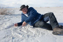 Eiszeit-Experte Dick Mol findet im Gips der White Sands in New Mexico die Fu&szlig;spur eines Mammuts, darin den Fu&szlig;abdruck eines menschlichen J&auml;gers.
