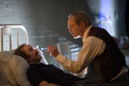 Rey Ciso (Adam Brooks, l.); Dr. Casini (Udo Kier, r.)