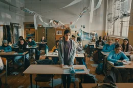Die elfj&auml;hrige Mona (Dileyla Agirman) ist mit ihrer kurdischen Familie aus Syrien gefl&uuml;chtet und kommt auf eine Schule im Berliner Wedding.