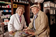 Lambert Hamel als "Heinz" und Helmut Markwort als "Apotheker" in der ZDF Bestseller-Verfilmung "Dora Heldt: Kein Wort zu Papa".