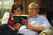Rosi und Joseph sind so gefesselt von dem Roman, dass sie ihn gemeinsam weiterlesen. Von links: Rosi (Brigitte Walbrun) und Joseph Brunner (Wilhelm Manske). Rosi und Joseph sind so gefesselt von dem Roman, dass sie ihn gemeinsam weiterlesen. Von links: Rosi (Brigitte Walbrun) und Joseph Brunner (Wilhelm Manske).