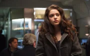 Die junge Ella Hatto (Odeya Rush) hat ihre Familie auf grausame Art verloren.
