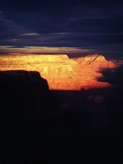 Ein Blick auf den Sonnenaufgang vom s&uuml;dlichen Rand des Grand Canyon Nationalparks. Die Schlucht ist bis zu 29 km breit und an der tiefsten Stelle 1828 Meter tief.