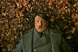 Wir schreiben das Jahr 2014, als Adolf Hitler (Oliver Masucci) 69 Jahre nach dem Ende des Zweiten Weltkrieges bei bester Gesundheit mitten in Berlin aufwacht. Was wird er mit seiner zweiten Chance anstellen?