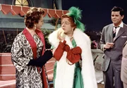 Charleys (Walter Giller, rechts) "Tante" (Heinz R&uuml;hmann, Mitte) f&auml;llt es nicht leicht, der cleveren Carlotta (Hertha Feiler) etwas vorzumachen.
