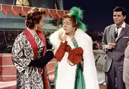 Charleys (Walter Giller, rechts) "Tante" (Heinz R&uuml;hmann, Mitte) f&auml;llt es nicht leicht, der cleveren Carlotta (Hertha Feiler) etwas vorzumachen.