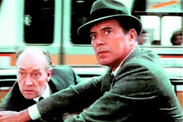 L-R: Boris Kusenov (Per-Axel Arosenius) und Michael Nordstrom (John Forsythe)