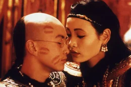 Als junger Mann darf sich Pu Yi (John Lone, l.) eine Frau aussuchen. Seine Wahl f&auml;llt auf Wan Jung (Joan Chen).