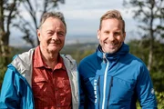 v.li.: Thomas Bucheli, Leiter SRF Meteo, und Sebastian Weber, Chefmeteorolge Servus TV, erforschen das Alpenwetter.