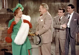 Ralf (Claus Biederstaedt, 2. v. re.) und Charley (Walter Giller, r.) am&uuml;sieren sich dar&uuml;ber, wie Charleys "Tante" (Heinz R&uuml;hmann, li.) den alten Peter (Bum Kr&uuml;ger) an der Nase herumf&uuml;hrt.