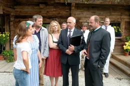 (v.li.): Sandra Hofer (Christina Plate), Theres F&auml;rber (Elfi Eschke), Karli Moser (Maximilian Kr&uuml;ckl), Katti Lang (Susanna Knechtl), Anwalt Streibl (Fritz Egger), Xaver Riemer (August Schm&ouml;lzer).