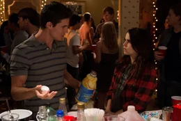 Wesley (Robbie Amell) and Bianca (Mae Whitman).