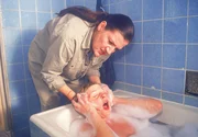 Walter (Katy Karrenbauer, oben) will nicht, dass Mareike (Sanna Englund) weiter dealt und verleiht ihrer Forderung Nachdruck, indem sie Mareike unter Wasser drückt