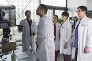 Dr. Ahrend spricht mit seinen Assistenzärzten über einen Patienten als Dr. Moreau dazu kommt.