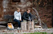 Leo (Aurel Klug, r.) eröffnet Katja (Isabell Stern, l.) seine echten Sorgen. Leo (Aurel Klug, r.) eröffnet Katja (Isabell Stern, l.) seine echten Sorgen.