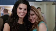 Maura Isles (Sasha Alexander, r.) begleitet Jane Rizzoli (Angie Harmon) auf ihr Klassentreffen. Nach dem Treffen wird einer ihrer alten Mitschüler erschossen aufgefunden. Ist der Täter einer von Janes Schulkameraden?