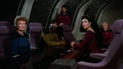 Doctor Pulaski (Diana Muldaur), Geordi La Forge (LeVar Burton), William Riker (Jonathan Frakes), Deanna Troi (Marina Sirtis) und Jean-Luc Picard (Patrick Stewart)