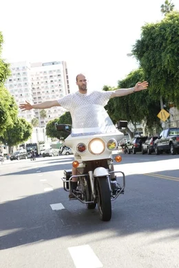 Die &Uuml;berdosis Epinephrin aus dem Krankenhaus l&auml;sst Chev Chelios (Jason Statham) wie irre durch Los Angeles rennen. Mit einem entwendeten Polizeimotorrad macht er sich auf den Weg zu der Wohnung seiner Freundin Eve...