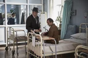 Fred Thursday (Roger Allam, l.) besucht Reginald Bright (Anton Lesser, r.) im Krankenhaus. Der ist auf der Polizeistation plötzlich zusammengebrochen und musste im Cowley Krankenhaus operiert werden.