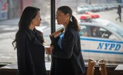 Joan (Lucy Liu, l.) wird von der NYPD-Polizistin Cortes (Monique Gabriela Curnen, r.) um Hilfe in einem ihrer Fälle gebeten; kann Watson den Motiven ihrer Rivalin wirklich trauen?