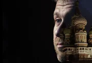 Der russische Oligarch Roman Abramovitsch kaufte 2003 den Fußballverein FC Chelsea. Das Geld dafür erzielte er hauptsächlich in der Öl- und Metallbranche. Der russische Oligarch Roman Abramovitsch kaufte 2003 den Fußballverein FC Chelsea. Das Geld dafür erzielte er hauptsächlich in der Öl- und Metallbranche.