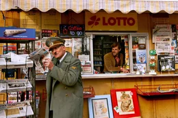 Als ein Kioskbesitzer (Lars Rudolph, r.) mitten in Berlin auf Adolf Hitler (Oliver Masucci, l.) trifft, ist er begeistert, schlie&szlig;lich glaubt er, auf einen besonders guten Schauspieler gesto&szlig;en zu sein ...
