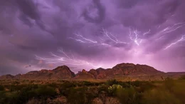 Blitze &uuml;ber den "Chisos Mountains" im Nationalpark Big Bend.