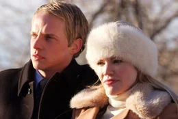 Prinz Edvard von D&auml;nemark (Chris Geere, l.) und seine Frau Paige (Kam Henskin, r.) machen sich auf, in die lang ersehnten Flitterwochen, doch kaum im Skiort angekommen, treffen die beiden auf Paige Ex-Freund Scott. Der scheint Paige vom ersten Moment an zu belagern und sorgt f&uuml;r ein Gef&uuml;hlschaos, das zu eskalieren droht ...