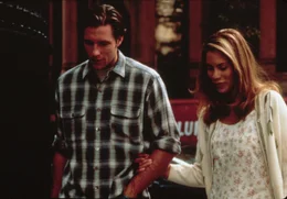 Mickey Fitzpatrick (Edward Burns, l.); Hope Fitzpatrick (Maxine Bahns, r.)