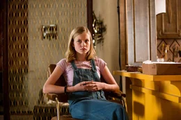 Holly March (Angourie Rice)