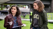 Die Pathologin Dr. Isabella Aligheri (Nagmeh Alaei, l.) teilt am Tatort der Kommissarin Katharina Tempel (Franziska Hartmann, r.) erste Ergebnisse mit.