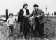 An einer abgelegenen Uferstelle trifft sich Schiffer Suhr (Georg-Heinrich Lange) mit Gerda (Uta Stammer), die ihren Sohn Klein-Uwe (Lars Höbeler) mitgebracht hat.
