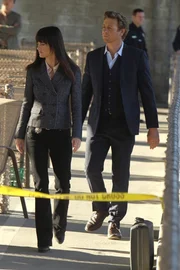 Als auf einem Golfplatz ein Arzt tot aufgefunden wird, sind Patrick (Simon Baker, r.) und Teresa (Robin Tunney, l.) gefragt, um den M&ouml;rder zu finden ...