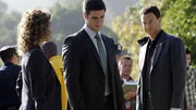 W&auml;hrend eines Rockkonzertes kommt es zu einem t&ouml;dlichen Unfall. Eine Frau bricht tot an einer Bushaltestelle zusammen. V.l.: Die Detectives Stella Bonasera (Melina Kanakaredes), Don Flack (Eddie Cahill) und Mac Taylor (Gary Sinise) werden zum Tatort gerufen.