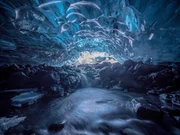 Der Vatnaj&ouml;kull ist der gr&ouml;&szlig;te Gletscher Europas - in einzelnen Bereichen bis zu 900 Meter m&auml;chtig. Im Untergrund bilden sich riesige Gletscherh&ouml;hlen.